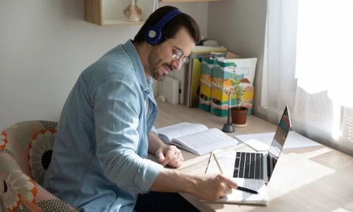Professionnel suivant une formation IA à distance avec son ordinateur