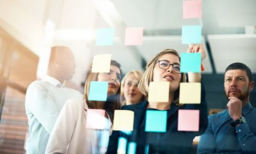 Équipe qui organise des objectifs de formation IA avec des post-it